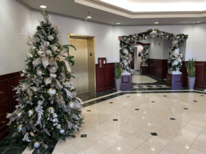 Holiday Office Decorating by Nivtop Creations