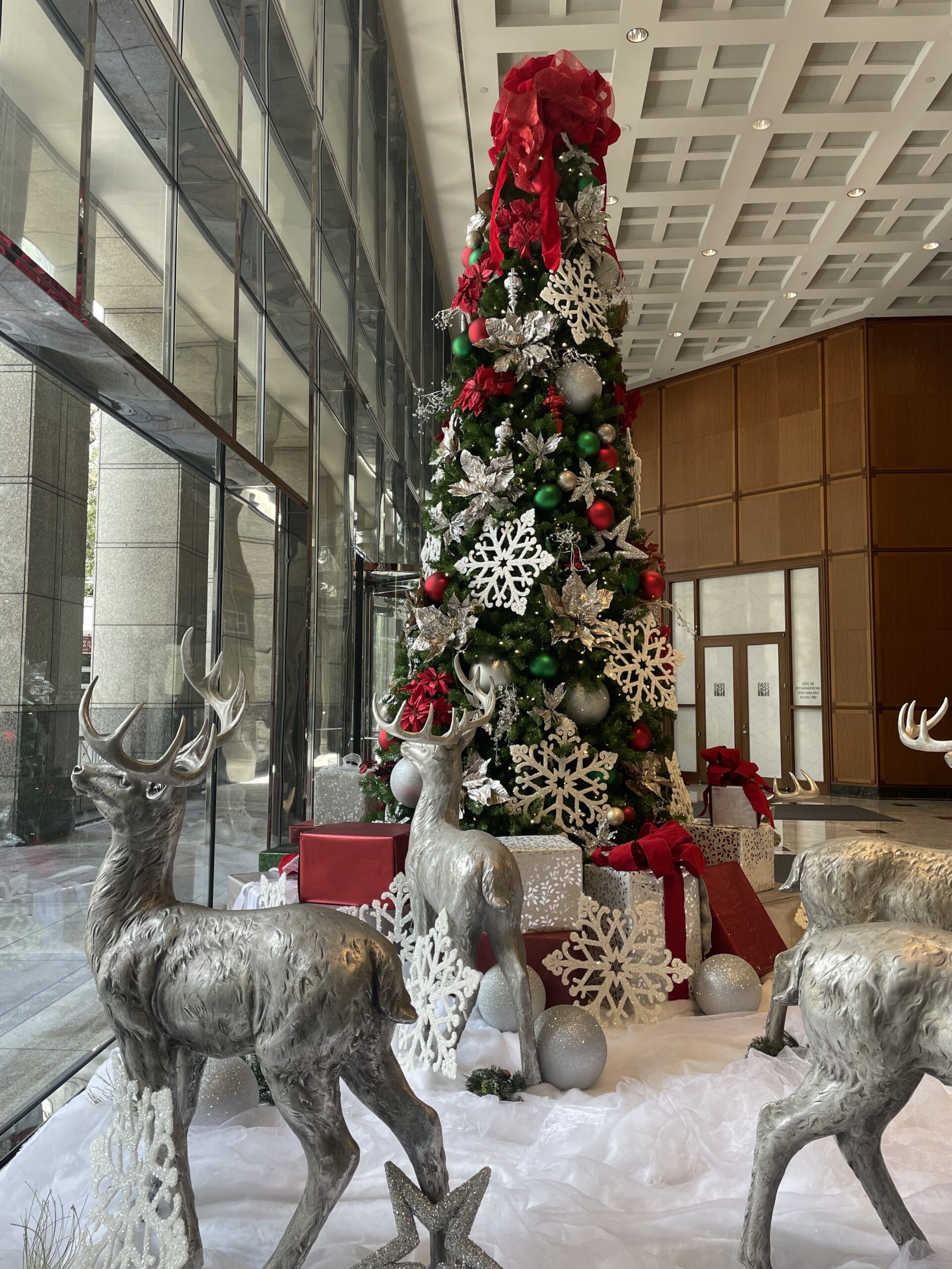 Christmas decorations, Christmas trees, Christmas tree, reindeer, Lobby displays, Restaurant plants, Office plants, Holiday decorations